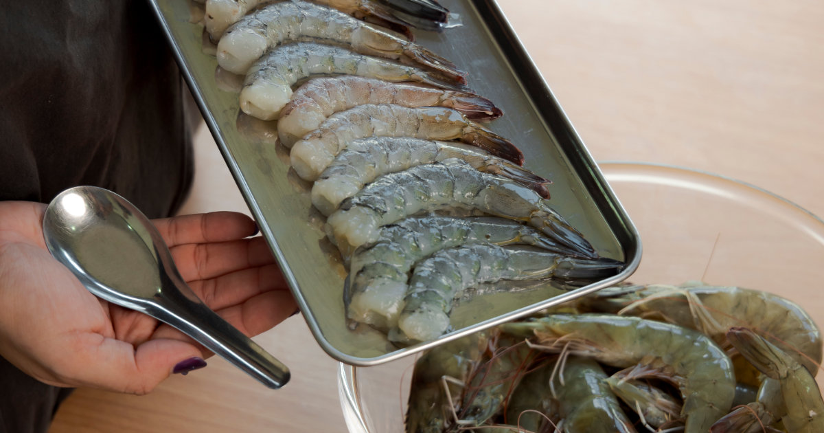 วิธีแกะกุ้ง ง่าย ๆ ด้วยช้อนสั้น