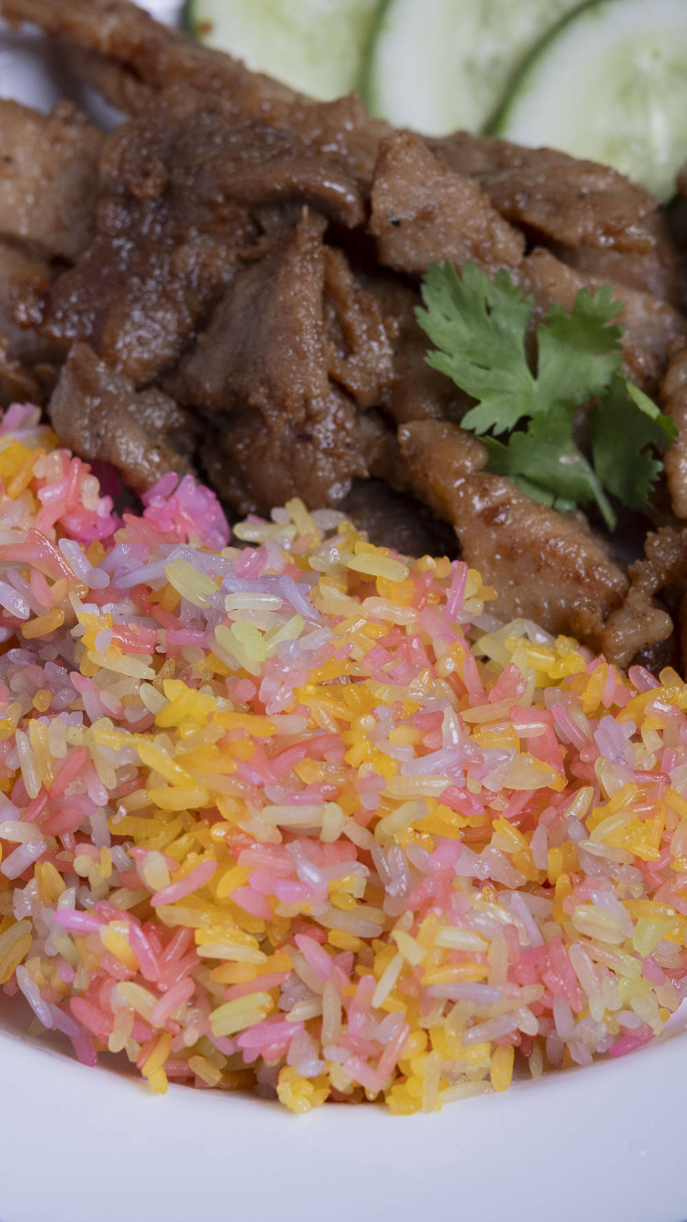 หุงข้าวเหนียวสีรุ้งด้วยหม้อหุงข้าวไฟฟ้า