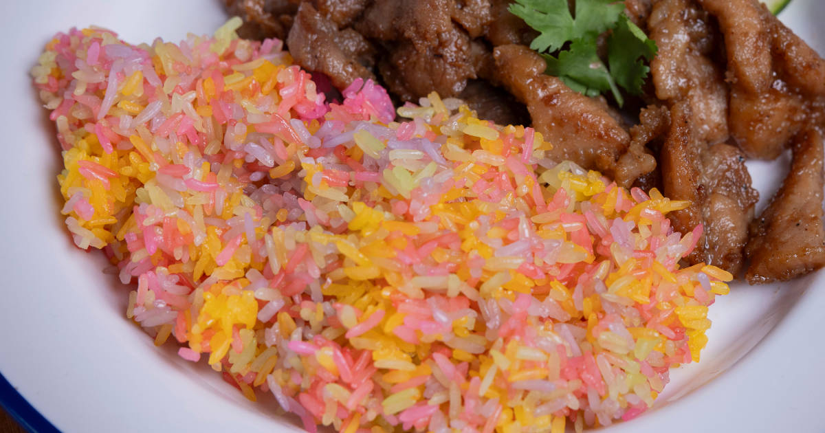 หุงข้าวเหนียวสีรุ้งด้วยหม้อหุงข้าวไฟฟ้า